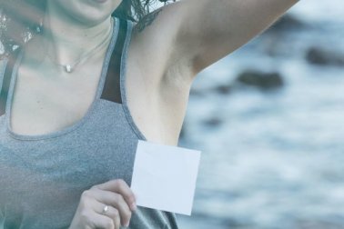 5 méthodes écologiques pour nettoyer les taches de déodorant