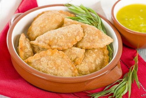 empanadas aux légumes dans un récipient