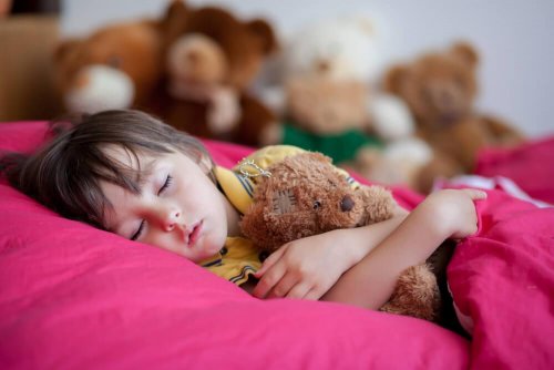 enfant qui dort souffrant d'énurésie nocturne