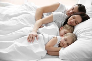 Enfants qui dorment dans la chambre des parents