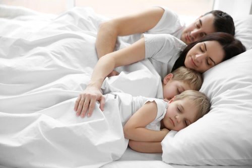 Enfants qui dorment dans la chambre des parents