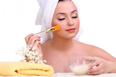 Comment préparer un soin exfoliant avec de l'aspirine et du miel