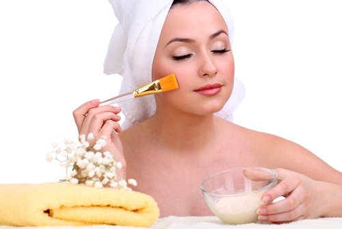 Comment préparer un soin exfoliant avec de l'aspirine et du miel