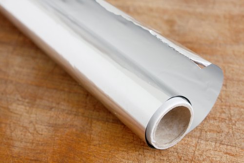 gros sel et papier d'aluminium pour nettoyer les poêles