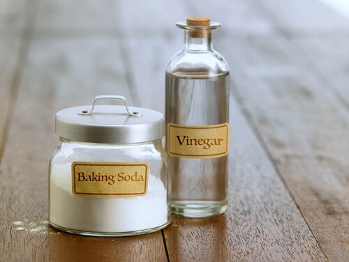 vinaigre blanc et bicarbonate de sodium pour nettoyer les poêles