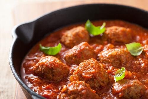 boulettes à l'avoine et au fromage dans une sauce tomate