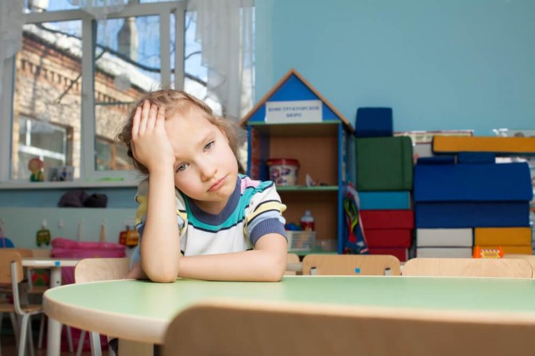 Lien entre le stress chez l'enfant et le rythme effréné des parents
