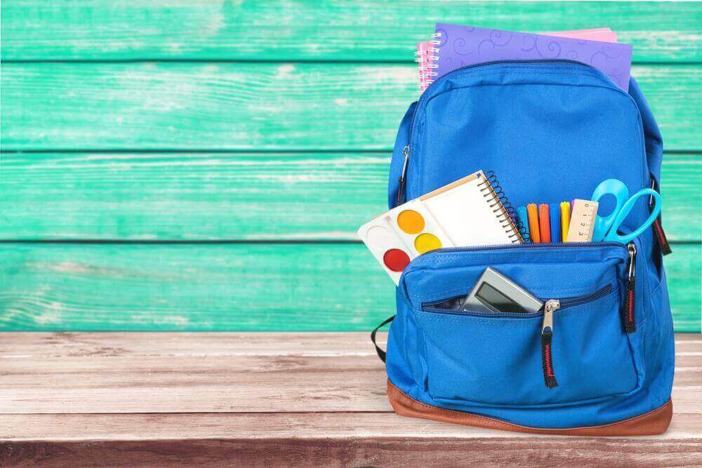 motiver son enfant à étudier après les vacances : le faire participer à l'achat des fournitures scolaires
