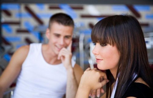 couple qui échange des regards