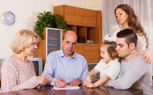 Famille économe qui gère ses dépenses 