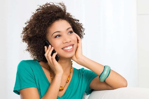 femme au téléphone avec une personne en couple