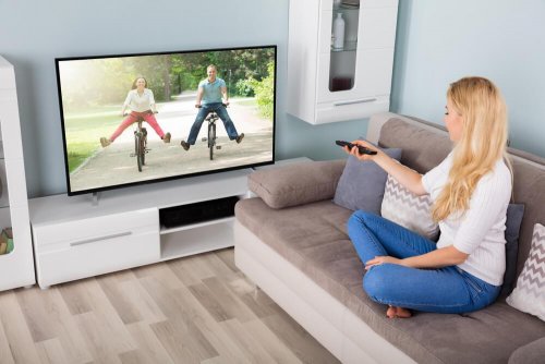 femme qui regarde la télévision