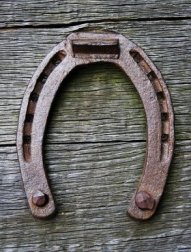 Pourquoi les fers à cheval sont considérés comme des porte-bonheurs