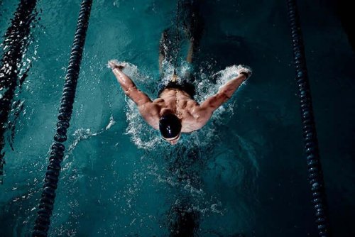 homme qui nage dans une piscine pour apprendre à nager dans la mer