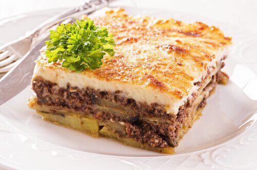 part de moussaka dans une assiette