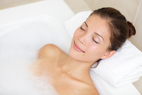 un bain chaud contre le mal de tête léger
