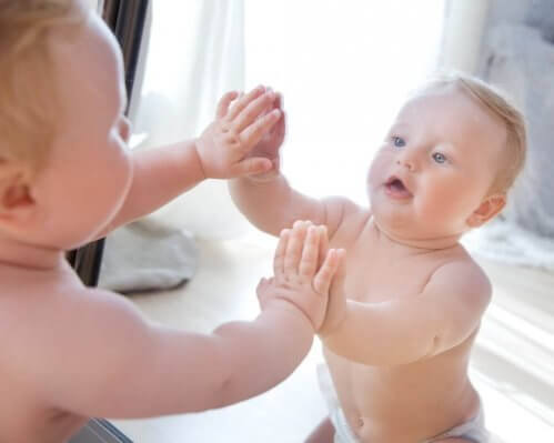 évolution de la capacité motrice du bébé mois après mois