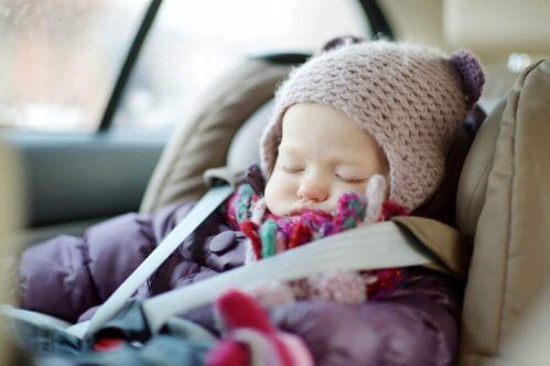 bébé qui dort dans son siège auto