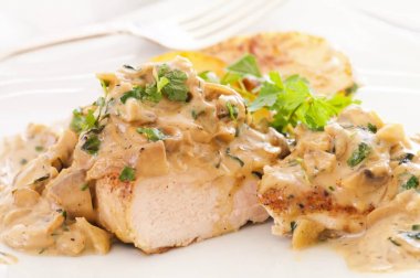 Délicieuse recette de blanc de poulet avec une sauce au fromage