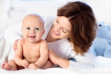 Évaluer la capacité motrice du bébé mois après mois