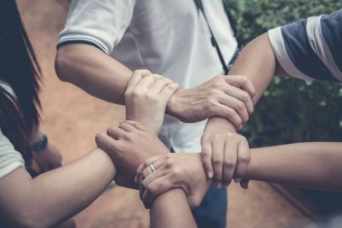 Apprenez à votre enfant à aider les autres