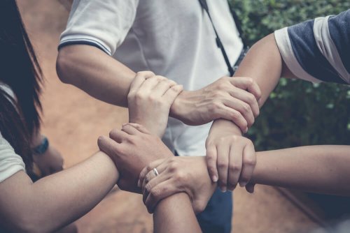 Apprenez à votre enfant à aider les autres