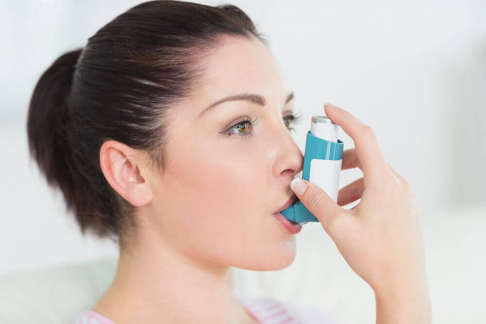 femme souffrant d'asthme