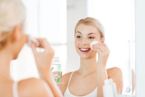 femme qui applique une lotion tonique pour avoir une peau saine et douce