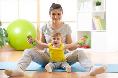 Comment appendre à votre bébé à s’asseoir