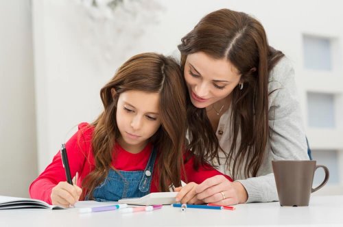 mère qui aide à sa fille à prévenir la fatigue scolaire