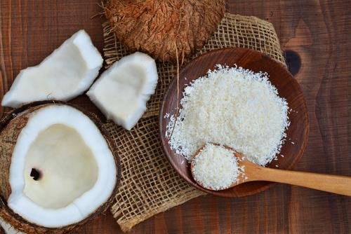 la noix de coco râpée pour préparer le glaçage d'un pain de Dieu