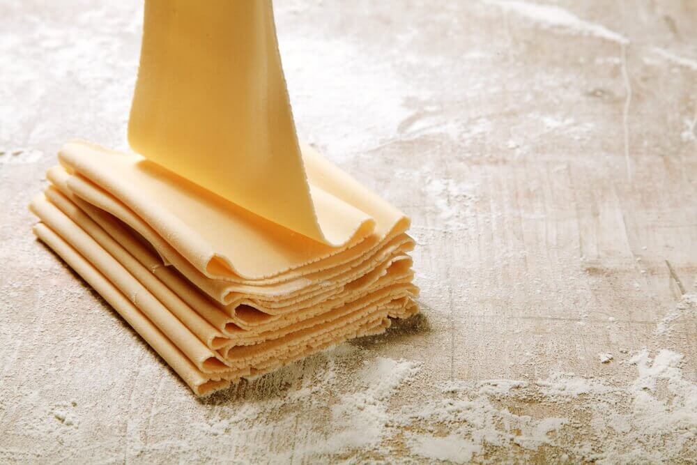 les couches de pâte feuilletée du millefeuille