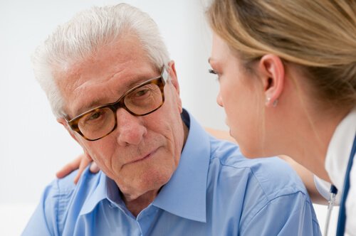 comment aider une personne âgée souffrant d'une maladie ?