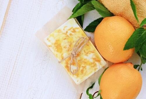 savons à la glycérine avec des pelures d'orange