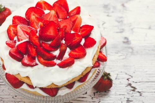 Recette de gâteau aux fraises avec de la crème sans sucre