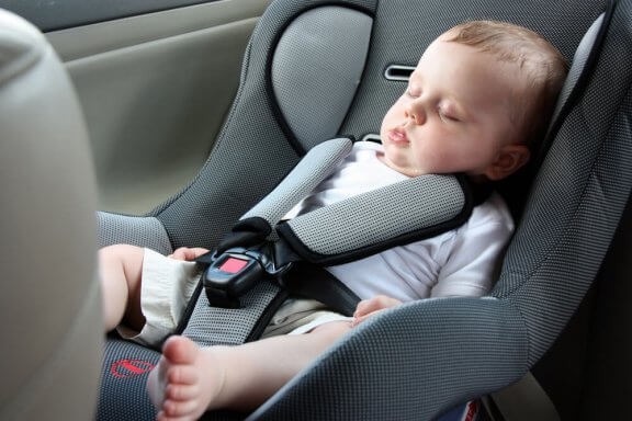 Pourquoi ne faut-il pas laisser votre bébé dormir dans le siège auto ?