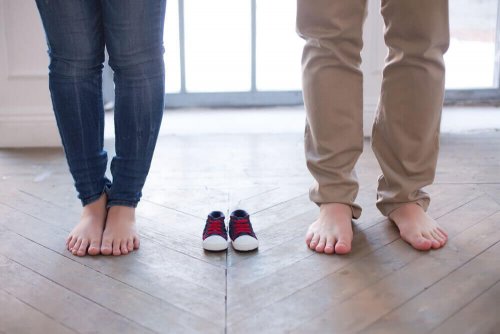 Les chaussures pour bébé peuvent être une bonne idée d'annonce de grossesse