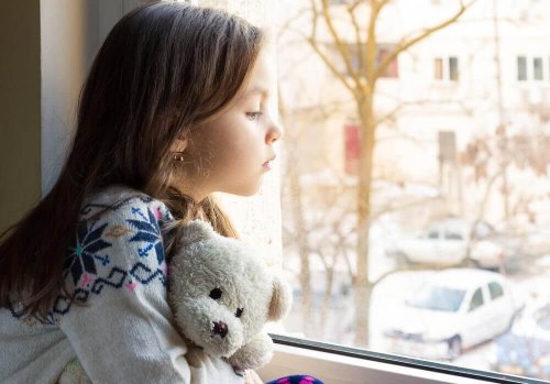 Une enfant triste car elle ne sait pas reconnaître un bon ami
