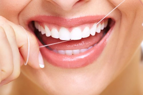 le nettoyage inter-dentaire pour une bonne santé dentaire