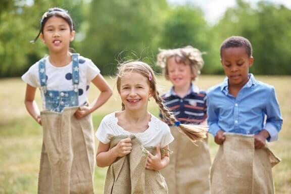 Pourquoi est-il important que les enfants jouent en plein air ?