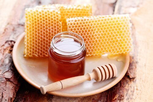 Miel d'abeille sur une assiette