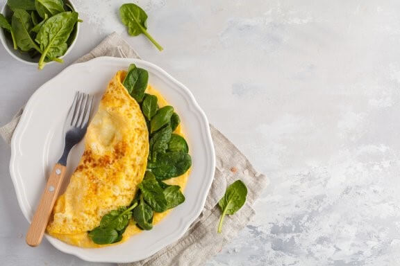 Omelette aux épinards, graines de chia et spiruline pour bien commencer la journée