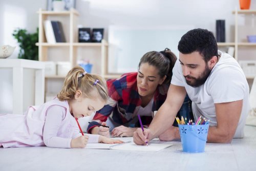 Parents et enfant qui font les devoirs