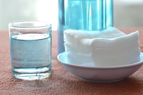 nettoyer les plaques de cuisson avec de l'eau oxygénée