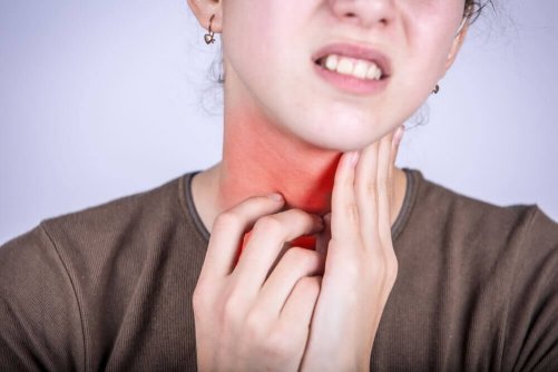 jeune fille souffrant de pharyngite