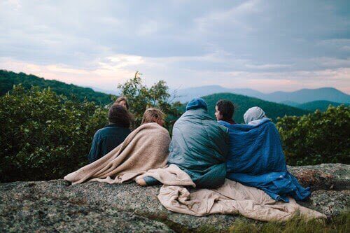 bienfaits du camping : retrouver ses amis