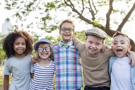 Pourquoi est-il si important d’enseigner aux enfants la valeur de l’amitié ?
