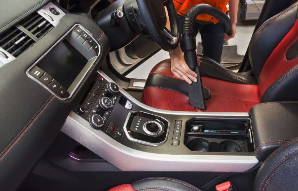 nettoyer sa voiture avec un aspirateur