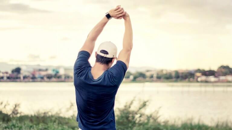 Un homme faisant l'expérience des bénéfices de la combinaison de l'activité physique avec un régime alimentaire sain