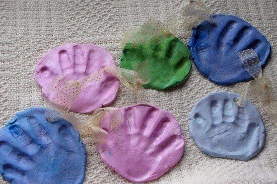 Une bonne idée de travaux manuels pour les jeunes enfants, c'est l'empreinte de la main